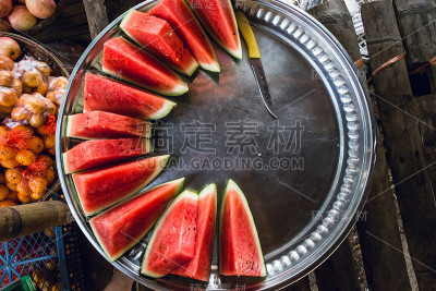 街边小贩盘子里的西瓜片