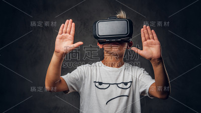 带着虚拟现实眼镜的孩子的肖像