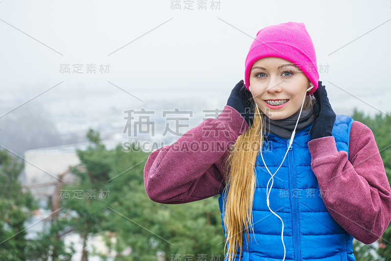 秋天穿着运动服在户外运动的妇女