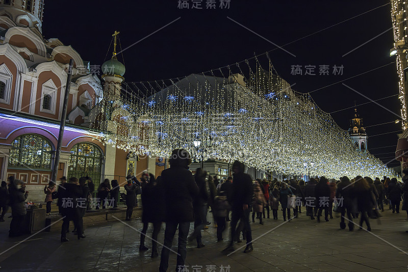 圣诞(新年假期)照明在Nikolskaya街附近的莫斯科克里姆林宫在晚上，俄罗斯