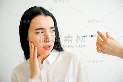 女子接受面部注射