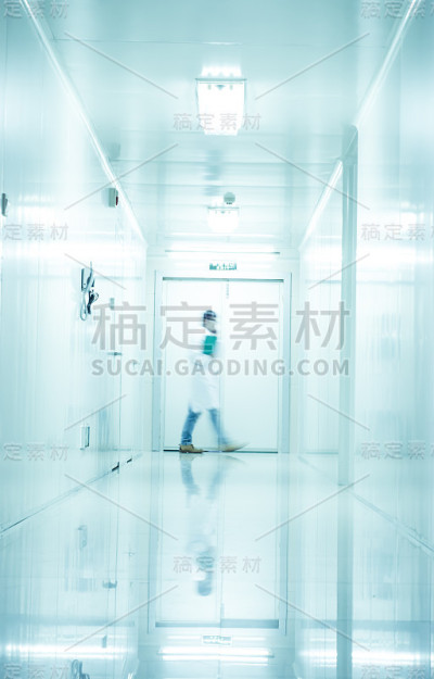 人走在现代的实验室里，抽象模糊