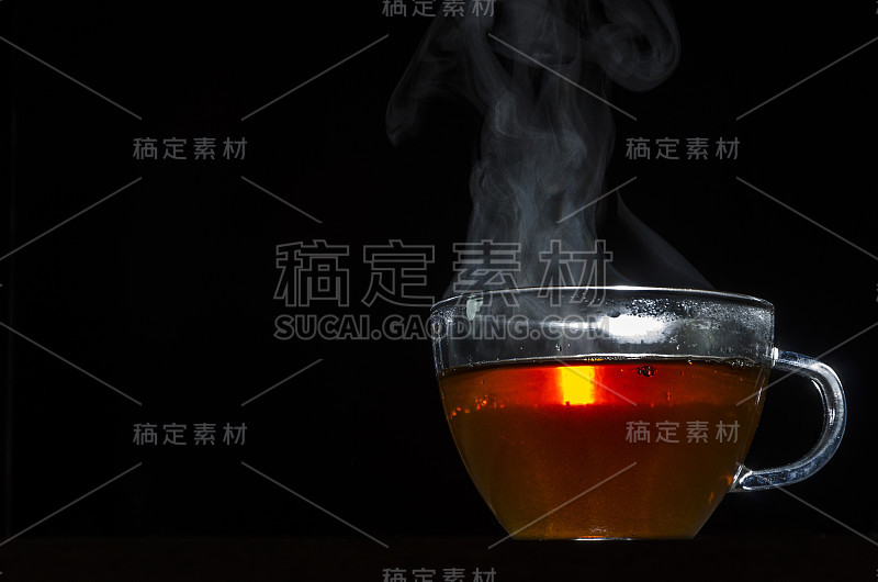 用玻璃杯泡茶，在黑色的背景上用标签写文字