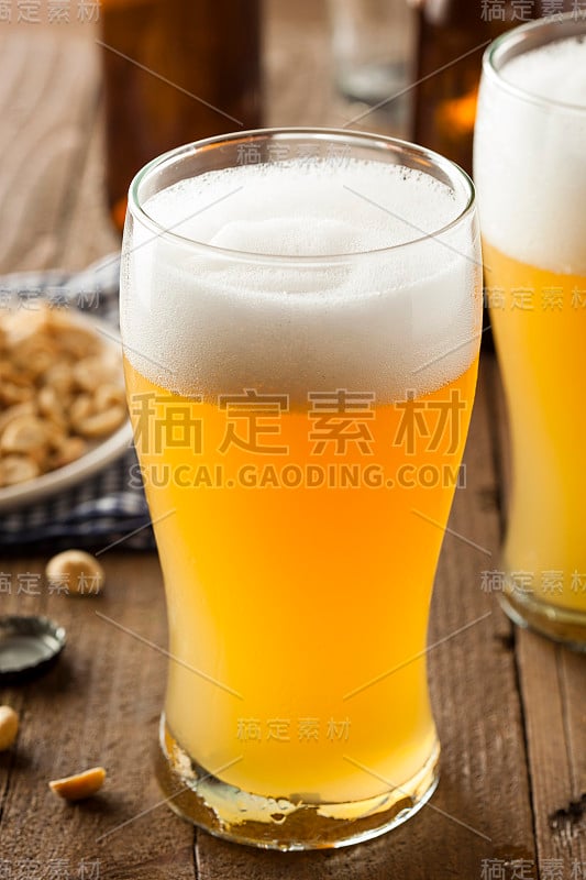 清新的金色贮藏啤酒