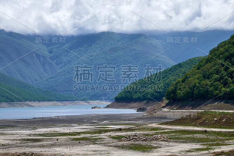 日瓦利水库景色。佐治亚州的阿纳努里湖，湖水湛蓝。