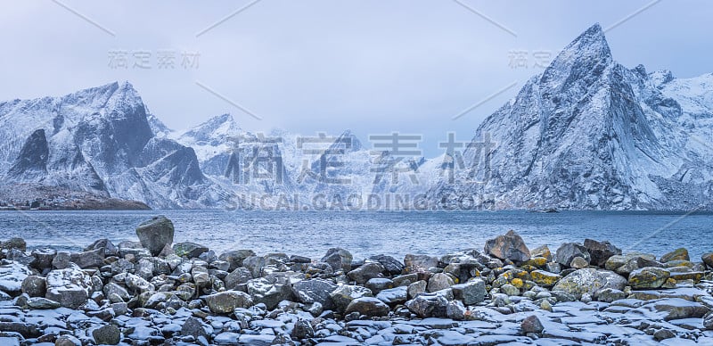 冬季山脉全景与石头在前景