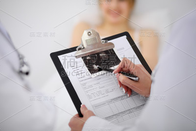 两位医生在讨论病人的超声波检查