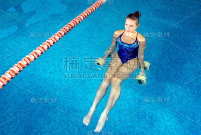 年轻女子在室内游泳池做水中有氧运动，运动概念