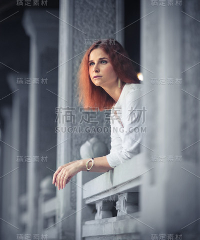 户外美女的肖像