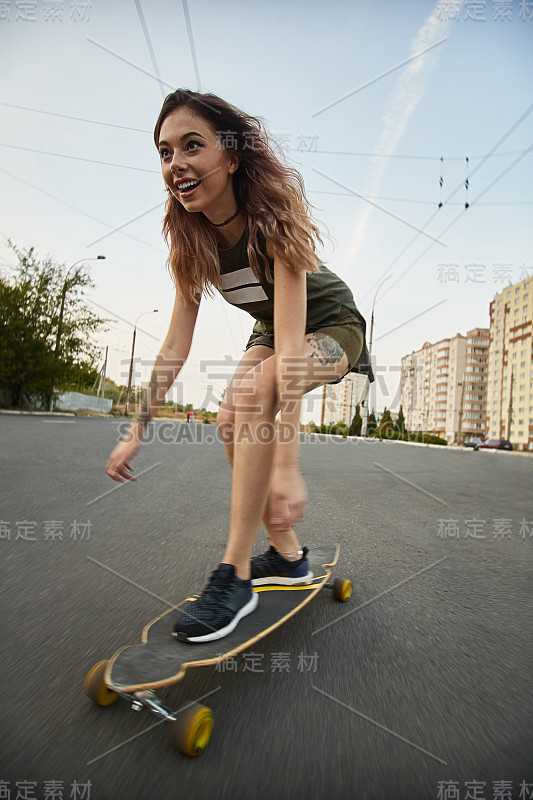 酷的城市溜冰少女