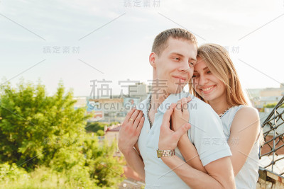 幸福的夫妇拥抱大笑的肖像