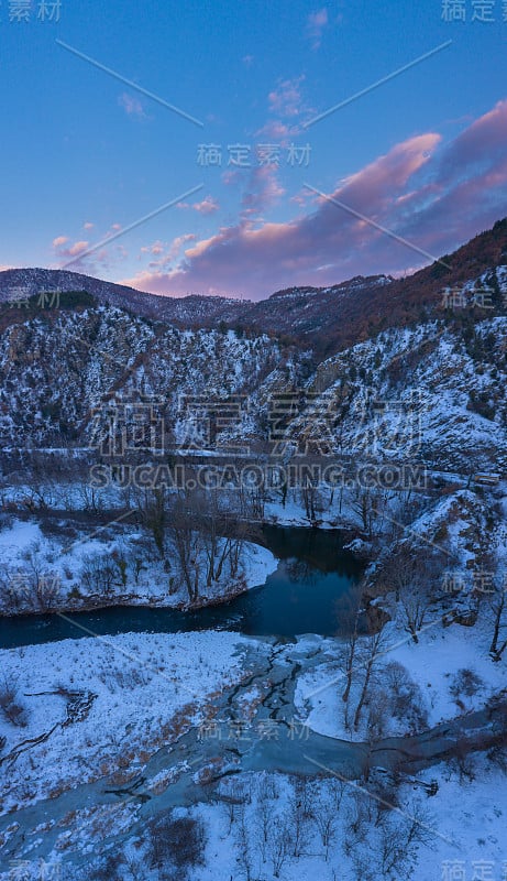 空中下雪的克雷斯纳峡谷