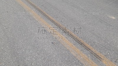 路面上轮胎刹车的牌子