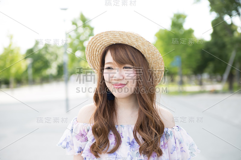 有可爱微笑的女人