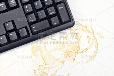 办公室桌上有咖啡渍