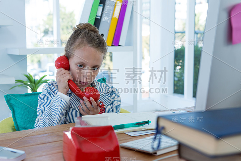 一个在电话里谈生意的女孩