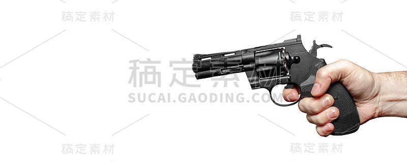 男手拿着黑色左轮手枪准备射击。手指按下了扳机。