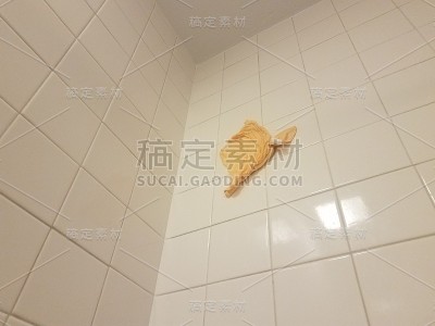 贴在浴室瓷砖上的橙色布或破布