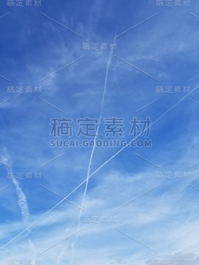 蓝色天空中喷气式飞机尾迹的X形字母
