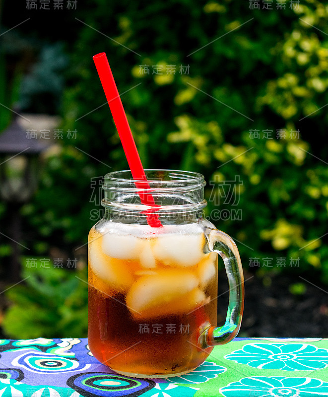 冰饮料，茶，在mason罐子在后院的背景