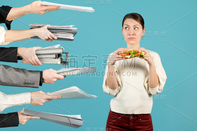 一个女人正要去吃午饭，但是同事们给了她很多工作
