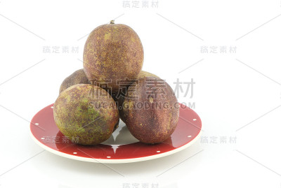 白底上孤立的百香果