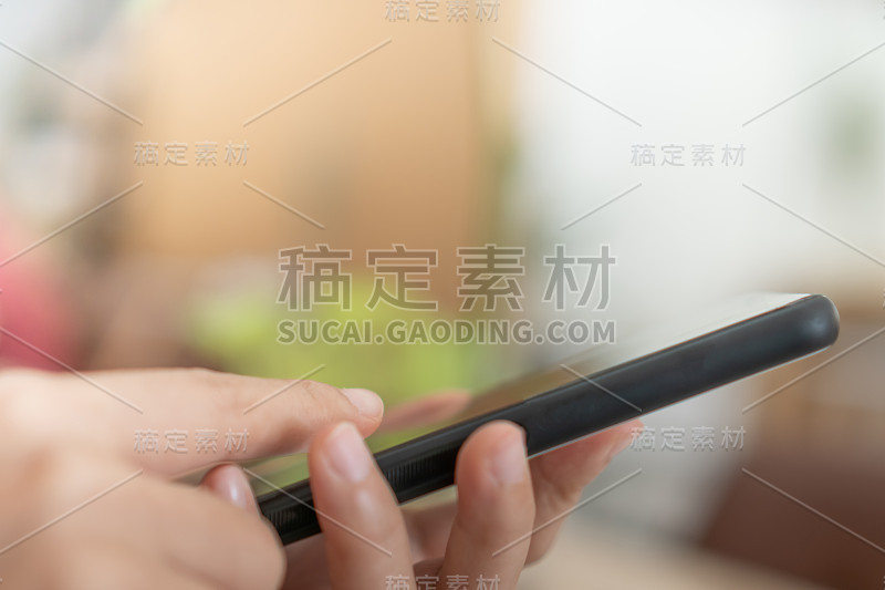 女人用智能手机办公、社交、公共空间交流。