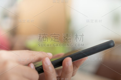 女人用智能手机办公、社交、公共空间交流。