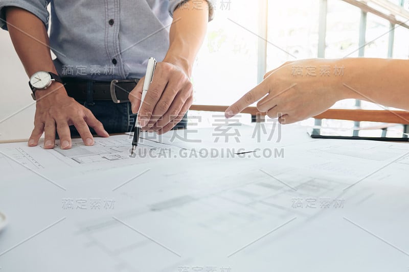 工程师或建筑项目的形象，近手建筑师工程工作蓝图与工程设备工具，建设概念