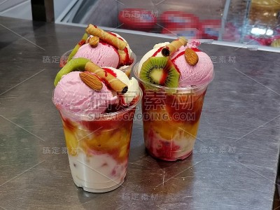 水果沙拉，冰淇淋，蜂蜜和坚果