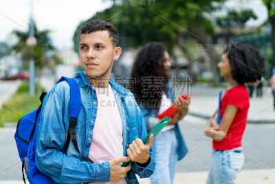 白人青年学生和一组学生