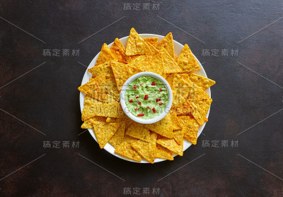 鳄梨色拉酱配玉米片玉米片。墨西哥食物。素食。