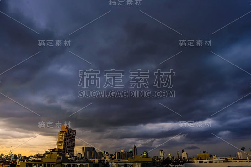 雨云笼罩在现代城市建筑的摩天大楼上