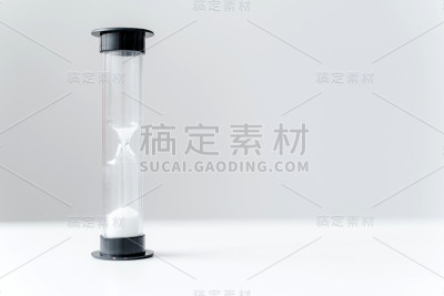 办公室白色桌子上的沙漏。