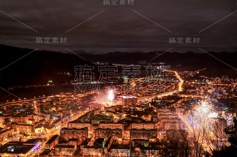 夜晚的城市场景，罗马尼亚的Piatra Neamt