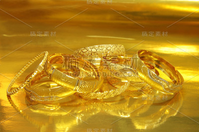 优雅的金手镯。黄色的金子。