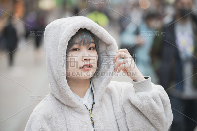 一个蓝头发的年轻女人