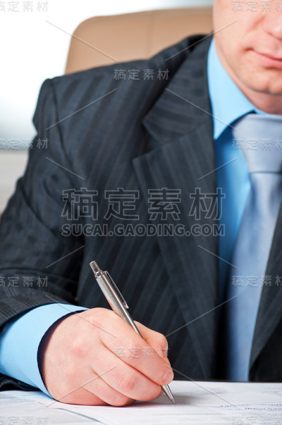 商人用钢笔签合同