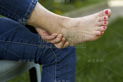 女人的手牵着她的脚