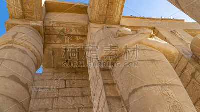 拉美西斯神殿是法老拉美西斯二世的纪念神庙或太平庙。它位于上埃及的底比斯墓地，与现代城市卢克索隔尼罗河