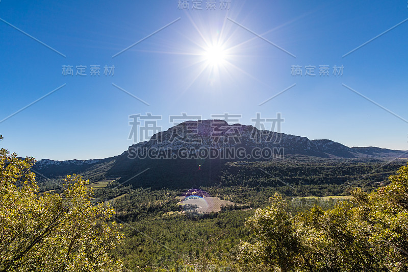 从Hortus山(Occitanie，法国)俯瞰Pic Saint-Loup