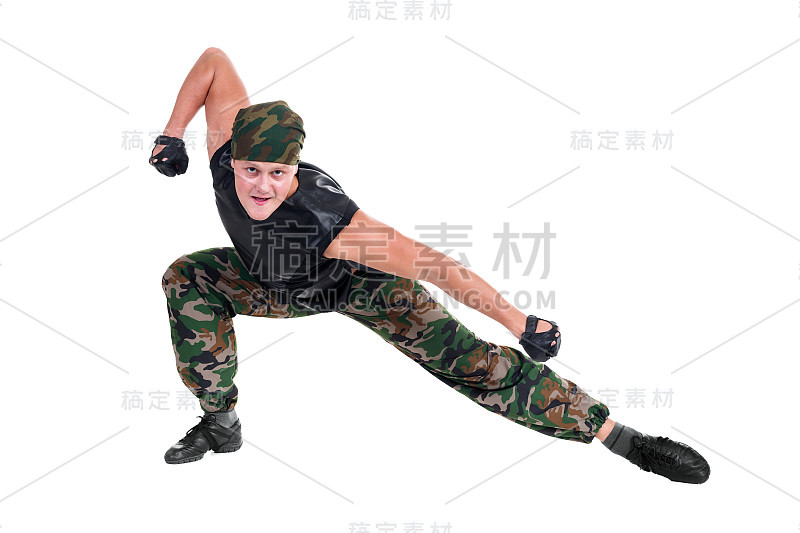 一名士兵穿着衣服在前面摆姿势，战士孤立在白色