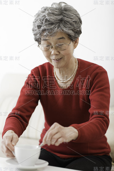 一位中国妇女正在搅拌咖啡