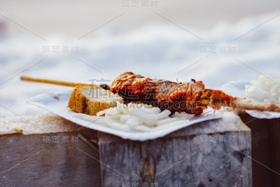 一个吃了一半的烤肉串