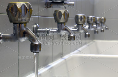 水龙头有水，许多水龙头关闭