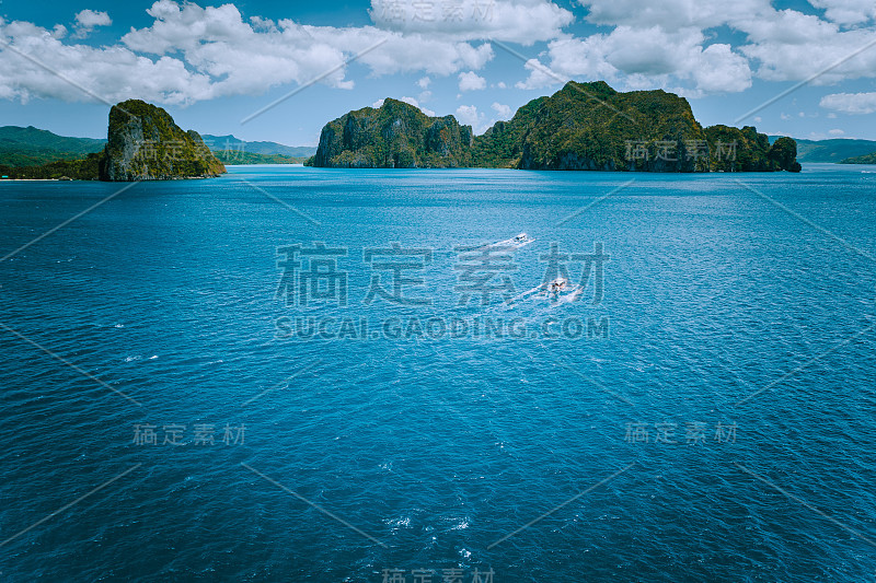 鸟瞰图上的岛屿跳船在开放的波浪海上在旅游的途中在风景如画的群岛B。El Nido，巴拉望，菲律宾