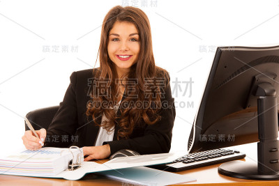 年轻漂亮的黑发女商人在她的办公室工作