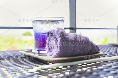 抽象紫罗兰欢迎在编织桌上饮酒