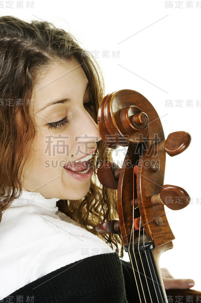 拿着大提琴的女孩