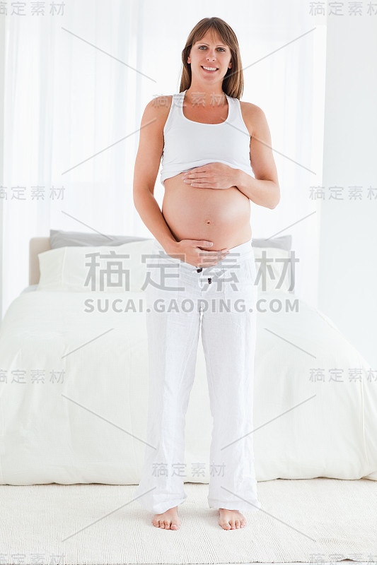 美丽的孕妇站着摆姿势